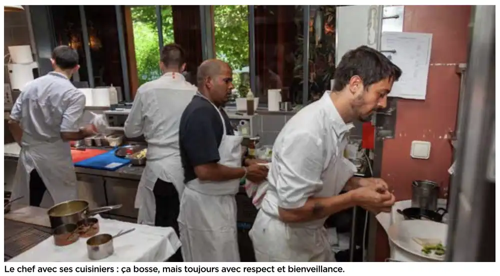 le chef avec ses cuisiniers