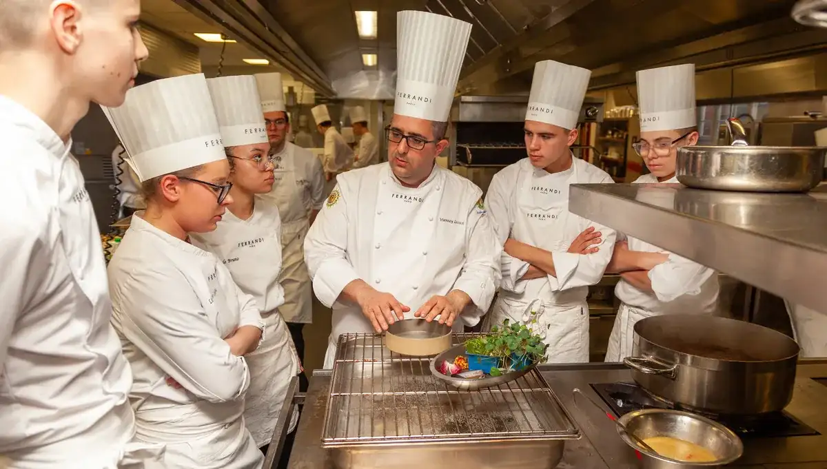 Les élèves en classe de bac pro cuisine 2A écoutent religieusement les explications de leur prof, Vianney Lecocq, à l'école Ferrandi Paris.