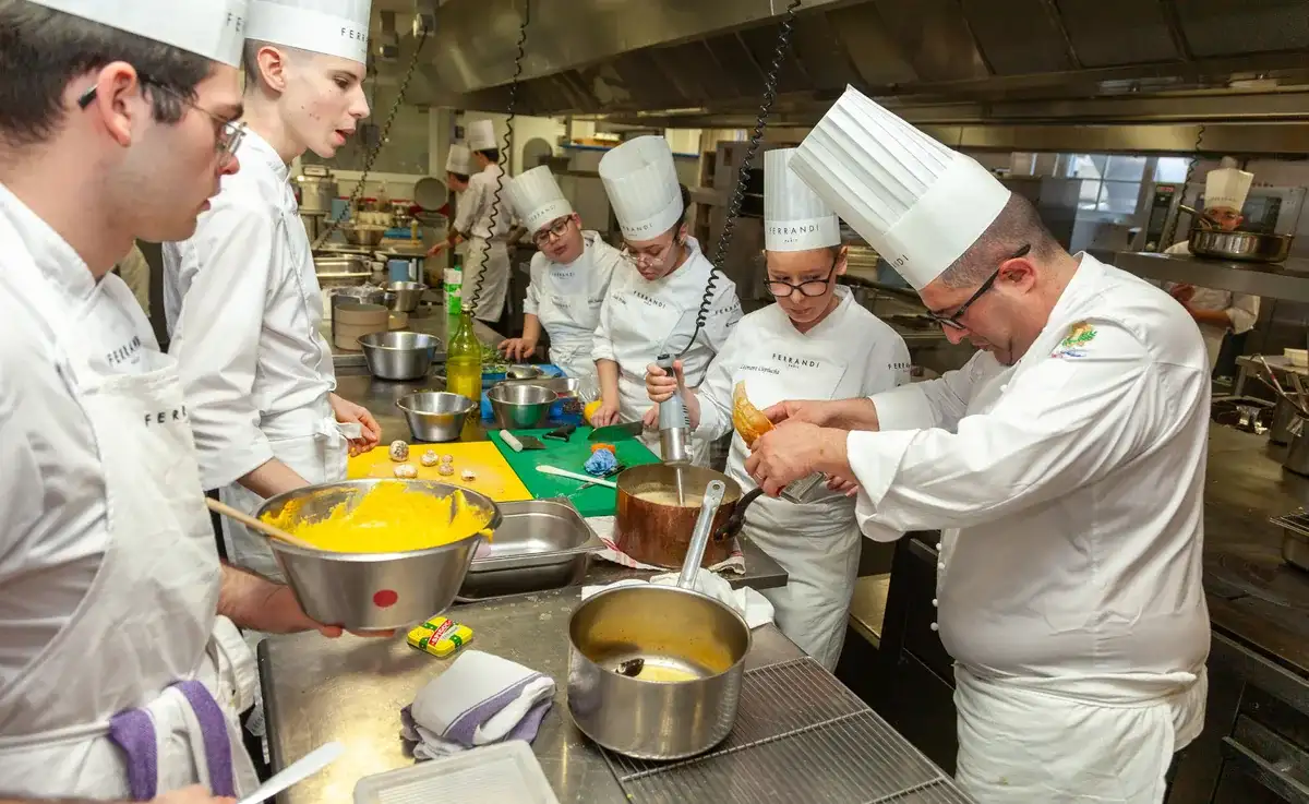 Découpe puis dressage des tranches de côte de bœuf par les élèves de Ferrandi Paris.