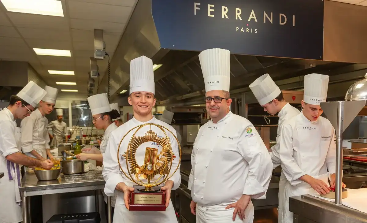 Vianney Lecocq et Leonardo Pavone, Meilleur Apprenti cuisine de France 2026, dans les cuisines de Ferrandi Paris.
