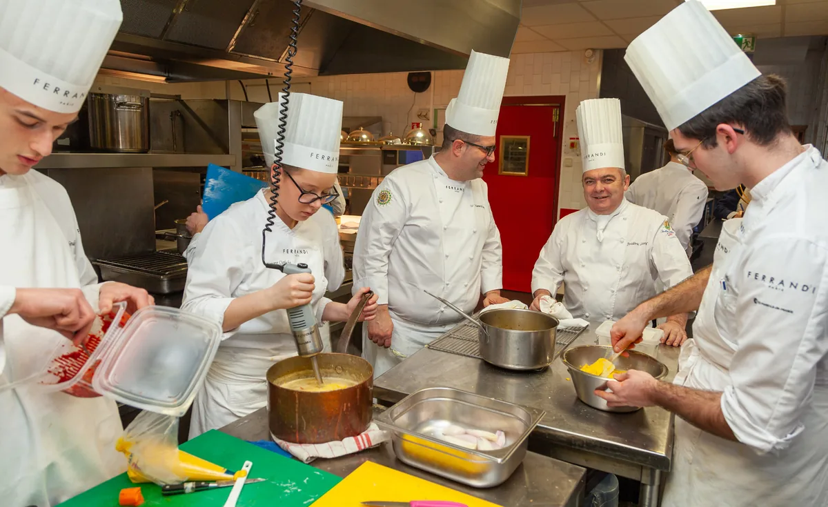 Vianney Lecocq et Frédéric Lesourd, également enseignant à Ferrandi Paris, supervisent les élèves dans la bonne humeur.